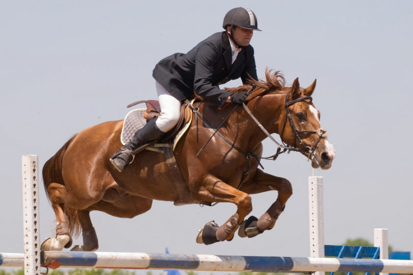 Qual é o nome de um esporte praticado sobre um cavalo?